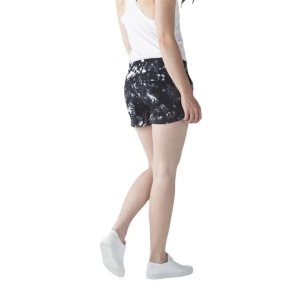 Lululemon Spring Break Away Shorts Size 8 Womens II in Dusk Dye White/Black